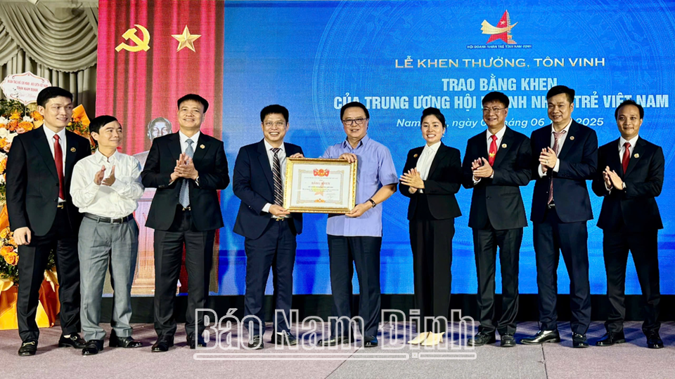 Đại diện Trung ương Hội Doanh nhân trẻ Việt Nam trao Bằng khen cho lãnh đạo Hội Doanh nhân trẻ tỉnh Nam Định.