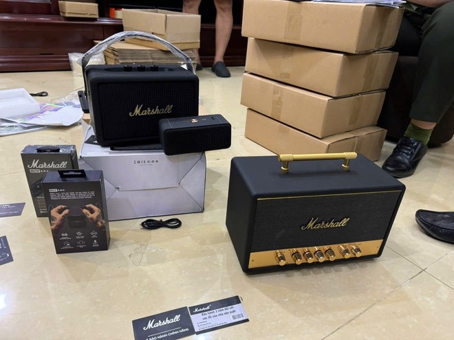 Nhiều thiết bị điện tử giả thương hiệu nổi tiếng được phát hiện Nhiều thiết bị điện tử giả thương hiệu nổi tiếng được phát hiện