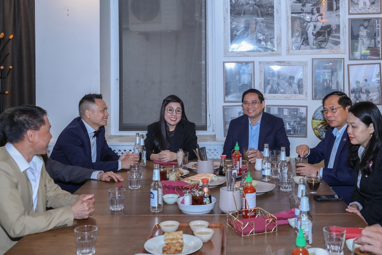 Thủ tướng thăm gia đình kiều bào kinh doanh ẩm thực Việt Nam tại Estonia