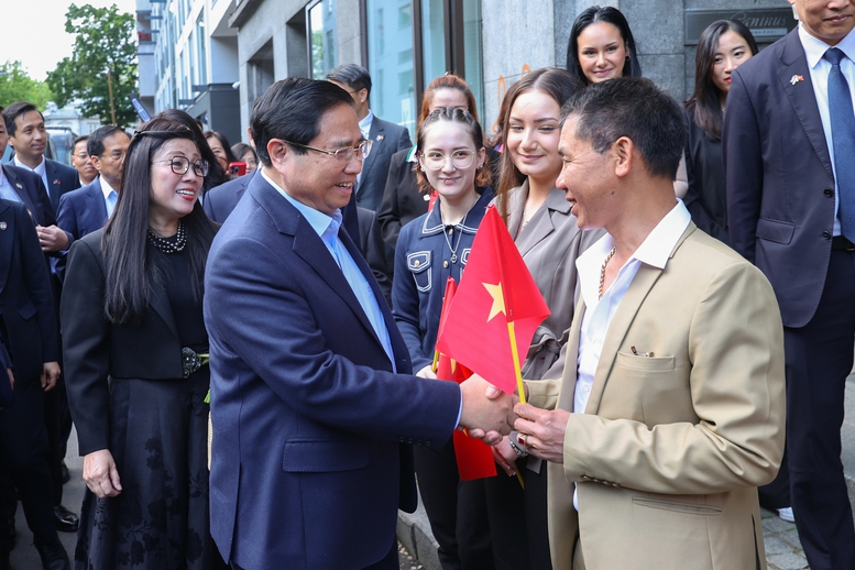 Gia đình người Việt kinh doanh quán Phở Bar chào đón Thủ tướng Phạm Minh Chính và Phu nhân - Ảnh: VGP/Nhật Bắc Gia đình người Việt kinh doanh quán Phở Bar chào đón Thủ tướng Phạm Minh Chính và Phu nhân - Ảnh: VGP/Nhật Bắc