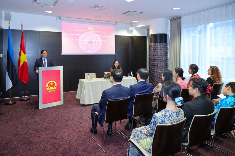 Thủ tướng cho biết, lãnh đạo Đảng, Nhà nước khi ra nước ngoài đều lắng nghe và tiếp thu các kiến nghị, đề xuất của bà con để sửa đổi các quy định phù hợp với điều kiện, hoàn cảnh mới - Ảnh: VGP/Nhật Bắc Thủ tướng cho biết, lãnh đạo Đảng, Nhà nước khi ra nước ngoài đều lắng nghe và tiếp thu các kiến nghị, đề xuất của bà con để sửa đổi các quy định phù hợp với điều kiện, hoàn cảnh mới - Ảnh: VGP/Nhật Bắc