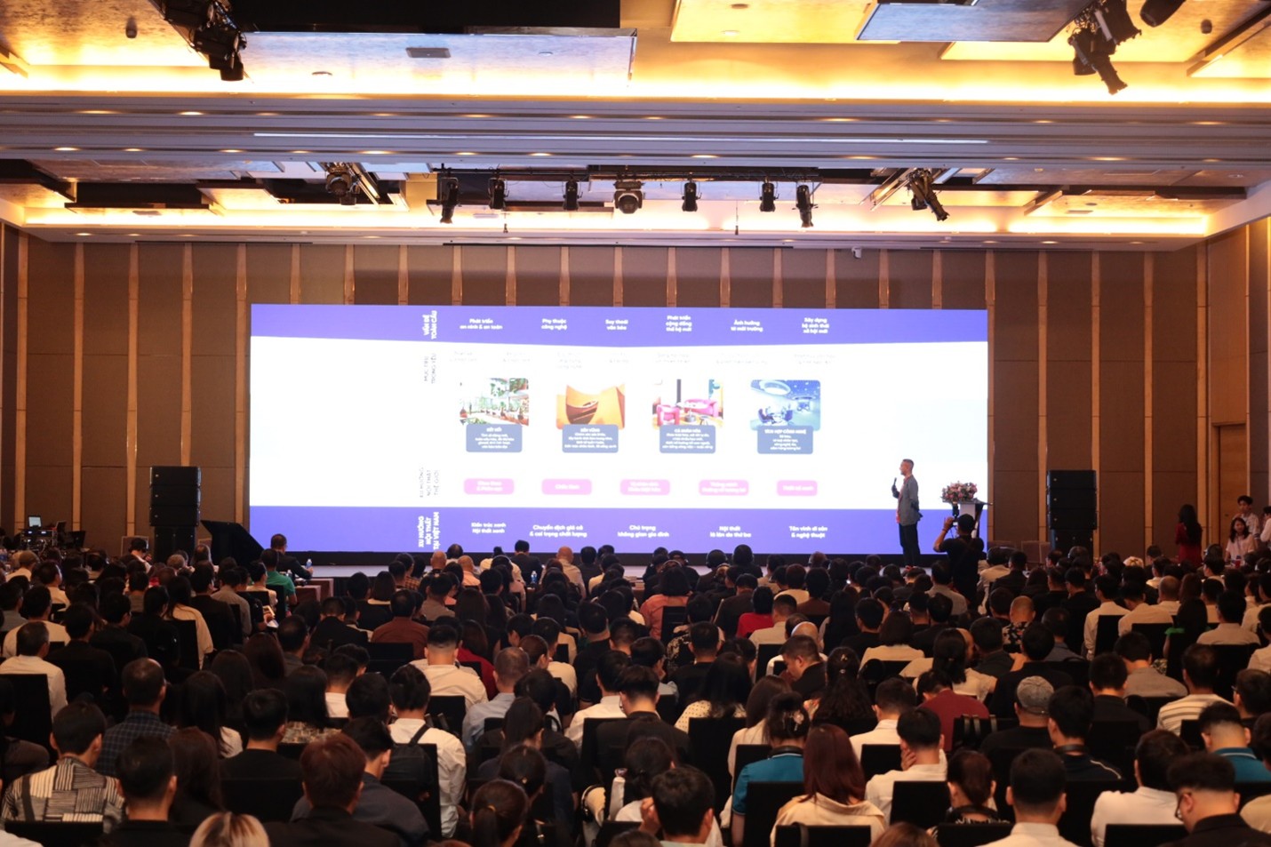 Tọa đàm thu hút một số lượng lớn các kiến trúc sư, nhà thiết kế Tọa đàm thu hút một số lượng lớn các kiến trúc sư, nhà thiết kế