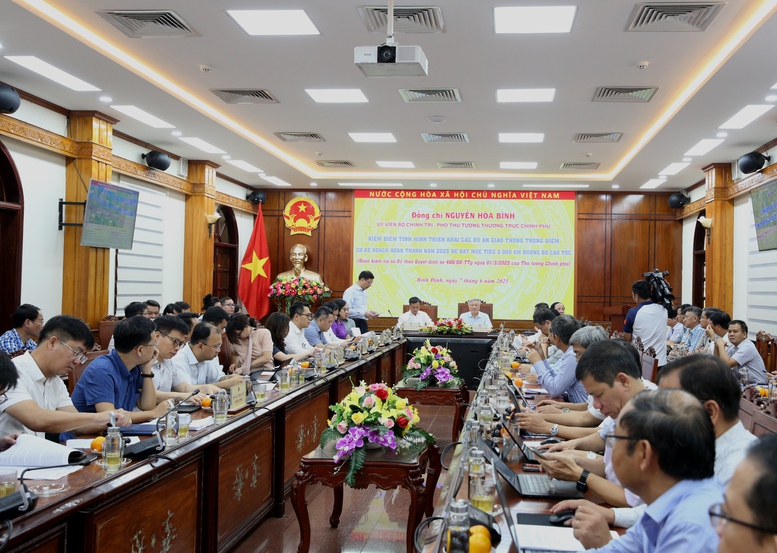 Phó Thủ tướng Thường trực Chính phủ Nguyễn Hòa Bình cùng các thành viên Đoàn kiểm tra số 1 làm việc với lãnh đạo một số bộ, ngành Trung ương và các địa phương kiểm điểm tình hình triển khai các dự án giao thông trọng điểm có kế hoạch hoàn thành năm 2025 để đạt mục tiêu 3.000 km đường bộ cao tốc - Ảnh: VGP/Nguyễn Hoàng Phó Thủ tướng Thường trực Chính phủ Nguyễn Hòa Bình cùng các thành viên Đoàn kiểm tra số 1 làm việc với lãnh đạo một số bộ, ngành Trung ương và các địa phương kiểm điểm tình hình triển khai các dự án giao thông trọng điểm có kế hoạch hoàn thành năm 2025 để đạt mục tiêu 3.000 km đường bộ cao tốc - Ảnh: VGP/Nguyễn Hoàng