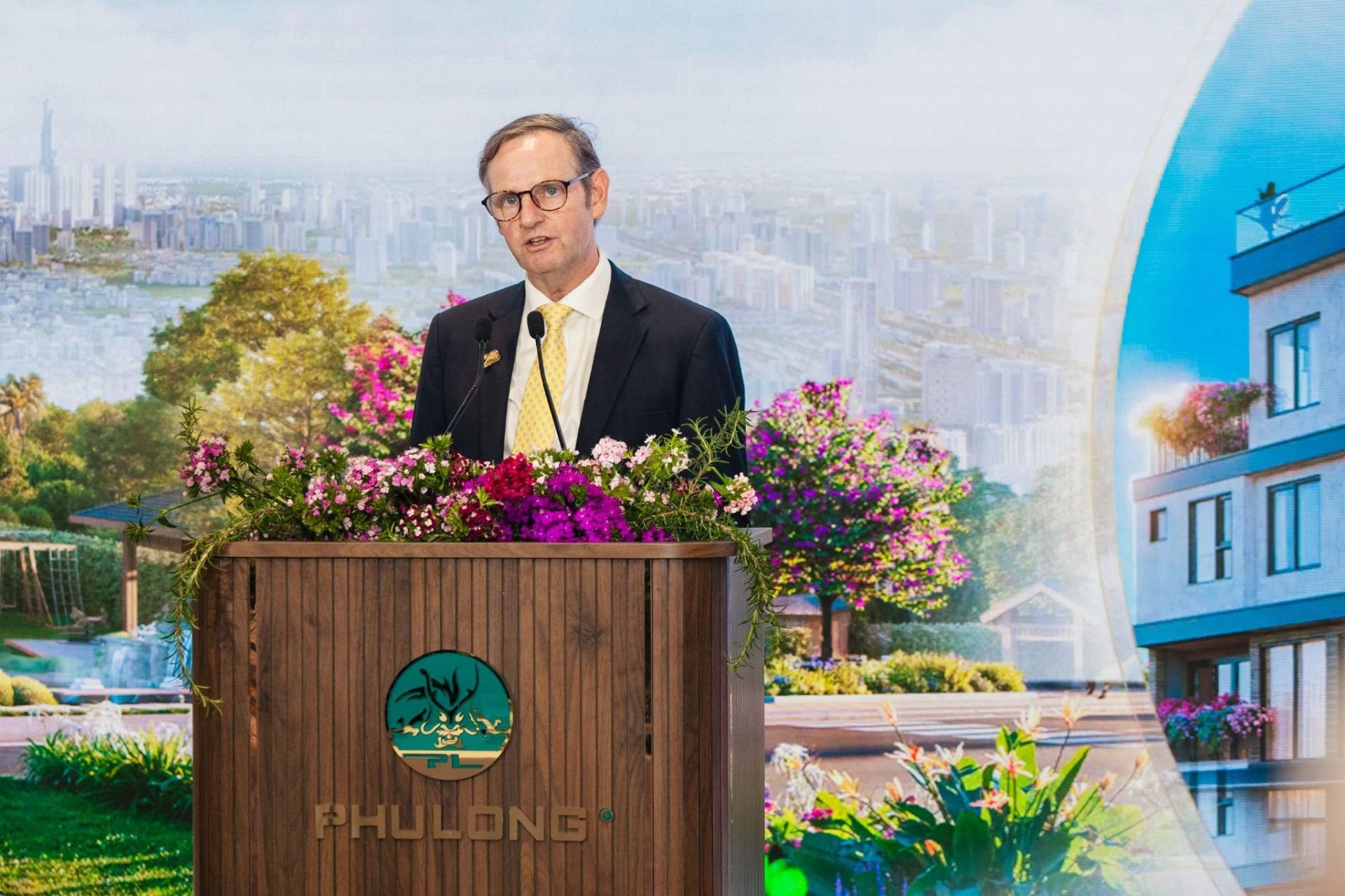 Ông Richard Mark Leech, Phó Tổng Giám đốc Phú Long kỳ vọng sẽ cùng WorldHotels™ kiến tạo trải nghiệm sống “hàng hiệu” tại Essensia Parkway Ông Richard Mark Leech, Phó Tổng Giám đốc Phú Long kỳ vọng sẽ cùng WorldHotels™ kiến tạo trải nghiệm sống “hàng hiệu” tại Essensia Parkway