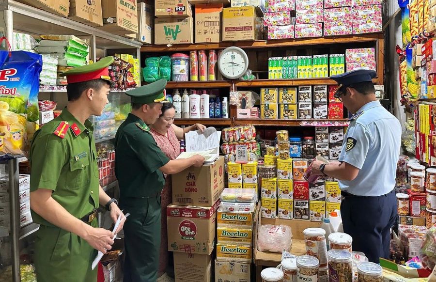 Lực lượng chức năng Quảng Trị tiến hành kiểm tra, tuyên truyền các hộ kinh doanh trên địa bàn khu vực Cửa khẩu quốc tế Lao Bảo (Quảng Trị). Lực lượng chức năng Quảng Trị tiến hành kiểm tra, tuyên truyền các hộ kinh doanh trên địa bàn khu vực Cửa khẩu quốc tế Lao Bảo (Quảng Trị).