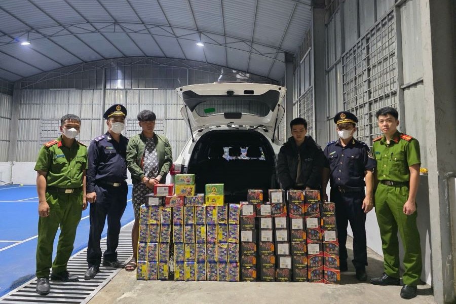 Nhiều vụ vận chuyển, buôn bán hàng lậu bị bắt giữ tại Cửa khẩu quốc tế Lao Bảo (Quảng Trị). Nhiều vụ vận chuyển, buôn bán hàng lậu bị bắt giữ tại Cửa khẩu quốc tế Lao Bảo (Quảng Trị).