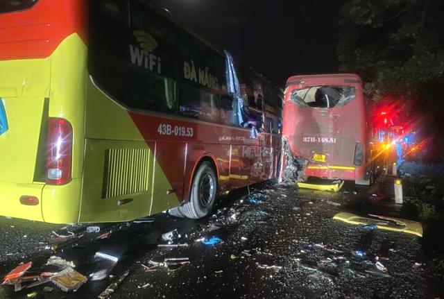 Hiện trường vụ tai nạn li&ecirc;n ho&agrave;n giữa 3 xe kh&aacute;ch tr&ecirc;n quốc lộ 1A tuyến tr&aacute;nh TP Huế. (Ảnh: Đ&igrave;nh Th&agrave;nh)