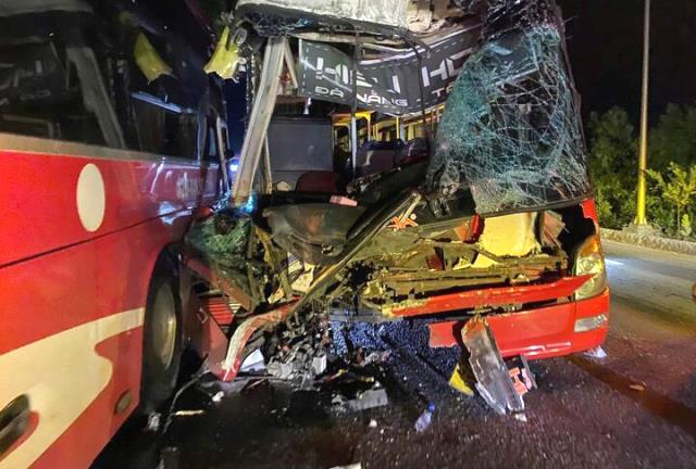 Một xe kh&aacute;ch hư hỏng nặng phần đầu sau vụ tai nạn li&ecirc;n ho&agrave;n. (Ảnh: Đ&igrave;nh Th&agrave;nh)