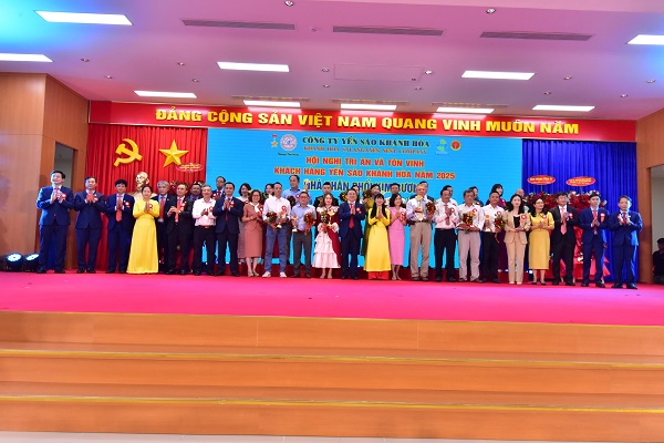 Lãnh đạo Tỉnh; các sở, ban, ngành; Lãnh đạo Công ty Yến sào Khánh Hòa chụp ảnh lưu niệm cùng các Nhà phân phối tiêu biểu xuất sắc hạng Kim Cương