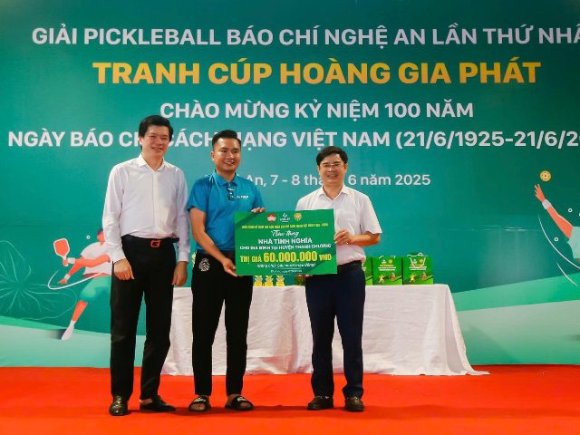 Ban tổ chức đã trao tặng một căn nhà tình nghĩa trị giá 60 triệu đồng cho một hộ gia đình có hoàn cảnh khó khăn tại huyện Thanh Chương.