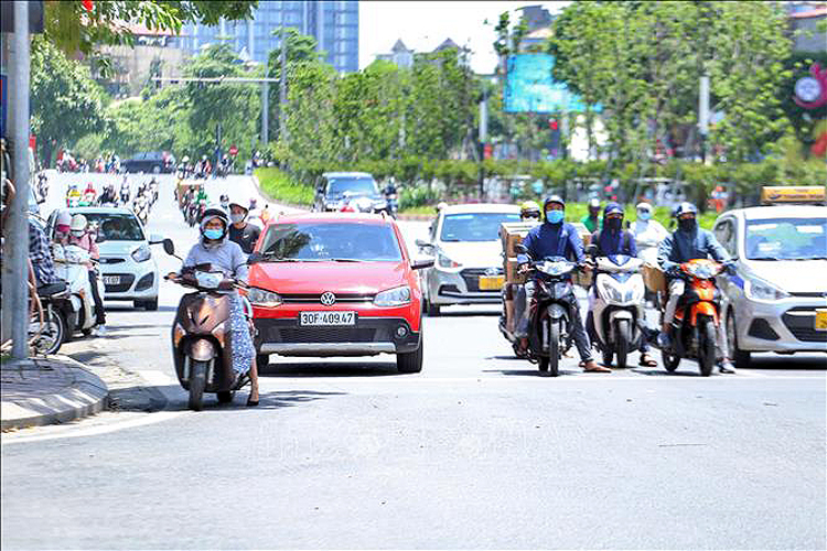 Nắng nóng duy trì diện rộng tại Bắc Bộ và Trung Bộ. Ảnh: TTXVN Nắng nóng duy trì diện rộng tại Bắc Bộ và Trung Bộ. Ảnh: TTXVN