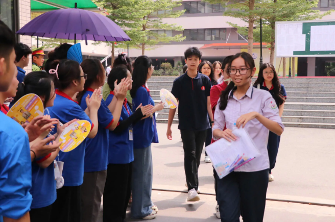 Chiều nay (ngày 7/6), các thí sinh bước vào môn thi thứ hai - môn Ngoại ngữ với thời gian làm bài thi là 60 phút. Ảnh: Duy Linh