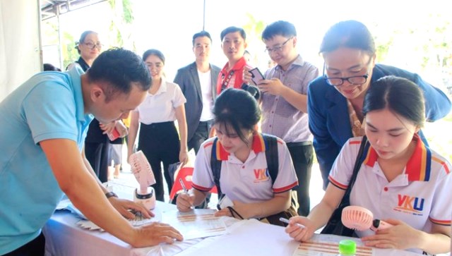 8.200 cơ hội nghề nghiệp cho người lao động, sinh viên tại ngày hội việc làm Đà Nẵng. 8.200 cơ hội nghề nghiệp cho người lao động, sinh viên tại ngày hội việc làm Đà Nẵng.