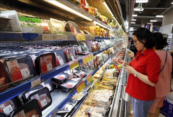 Người tiêu dùng mua hàng tại hệ thống siêu thị Co.op Mart. Ảnh: KT Người tiêu dùng mua hàng tại hệ thống siêu thị Co.op Mart. Ảnh: KT