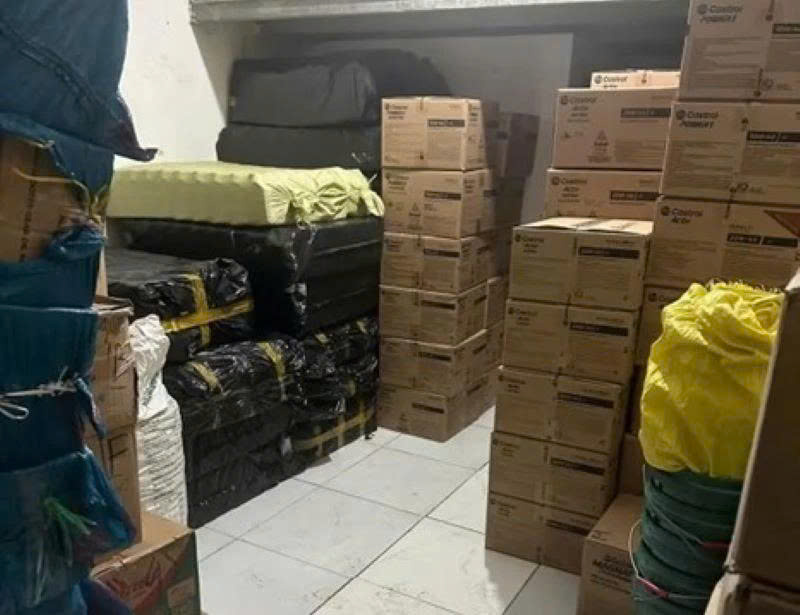 Tang vật là nhiều thùng carton, chai nhớt giả.