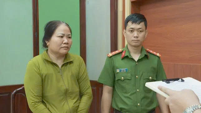 Công an đọc lệnh khởi tố bị can Dân Công an đọc lệnh khởi tố bị can Dân