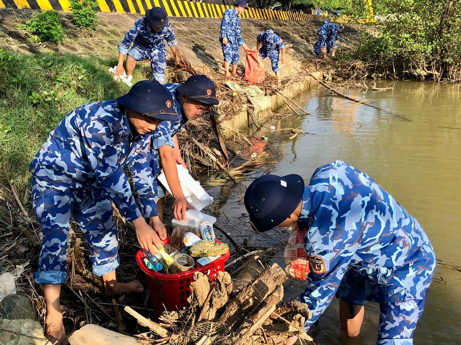 Cán hộ, chiến sĩ Hải đội 102 thu gom rác thải làm sạch nguồn nước ven sông Lam