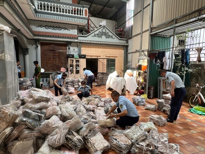 Hà Nội: Phát hiện hàng chục ngàn sản phẩm và thực phẩm nhập lậu