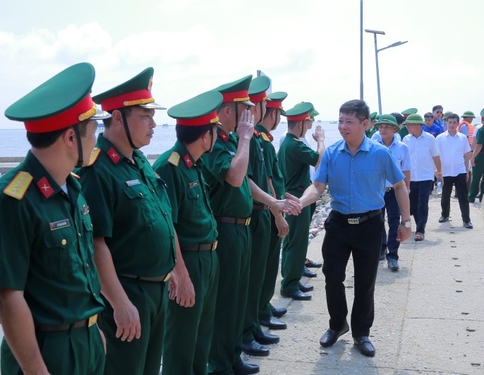 Cán bộ, chiến sĩ Đại đội Hỗn hợp đảo Nẹ làm việc với đoàn công tác.