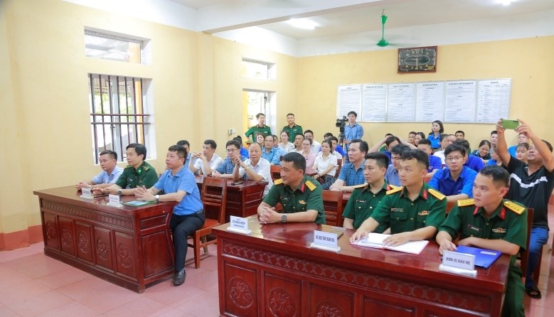 Cán bộ, chiến sĩ Đại đội Hỗn hợp đảo Nẹ làm việc với đoàn công tác.