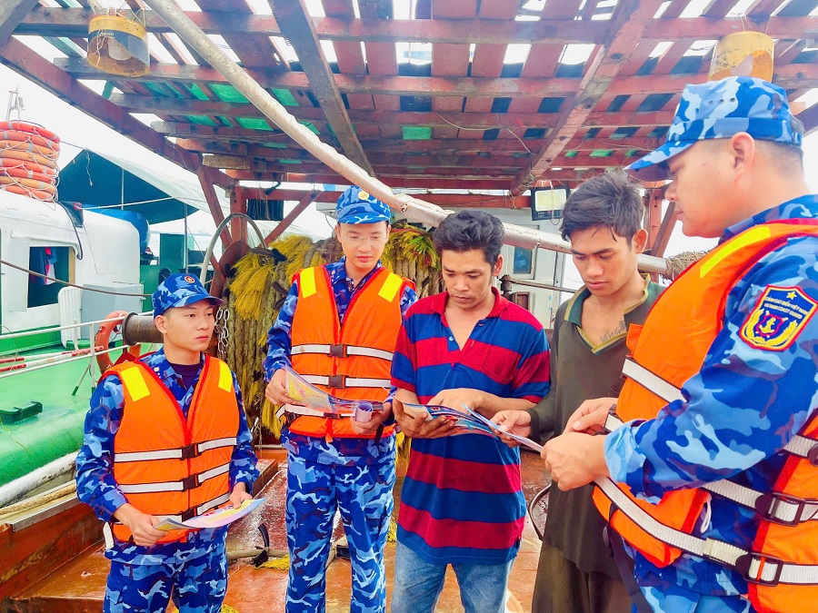 Cán bộ, chiến sĩ Tàu Cảnh sát biển 1011 tuyên truyền các quy định pháp luật và bảo vệ môi trường cho ngư dân trên khu vực biển Hòn La (Quảng Bình)