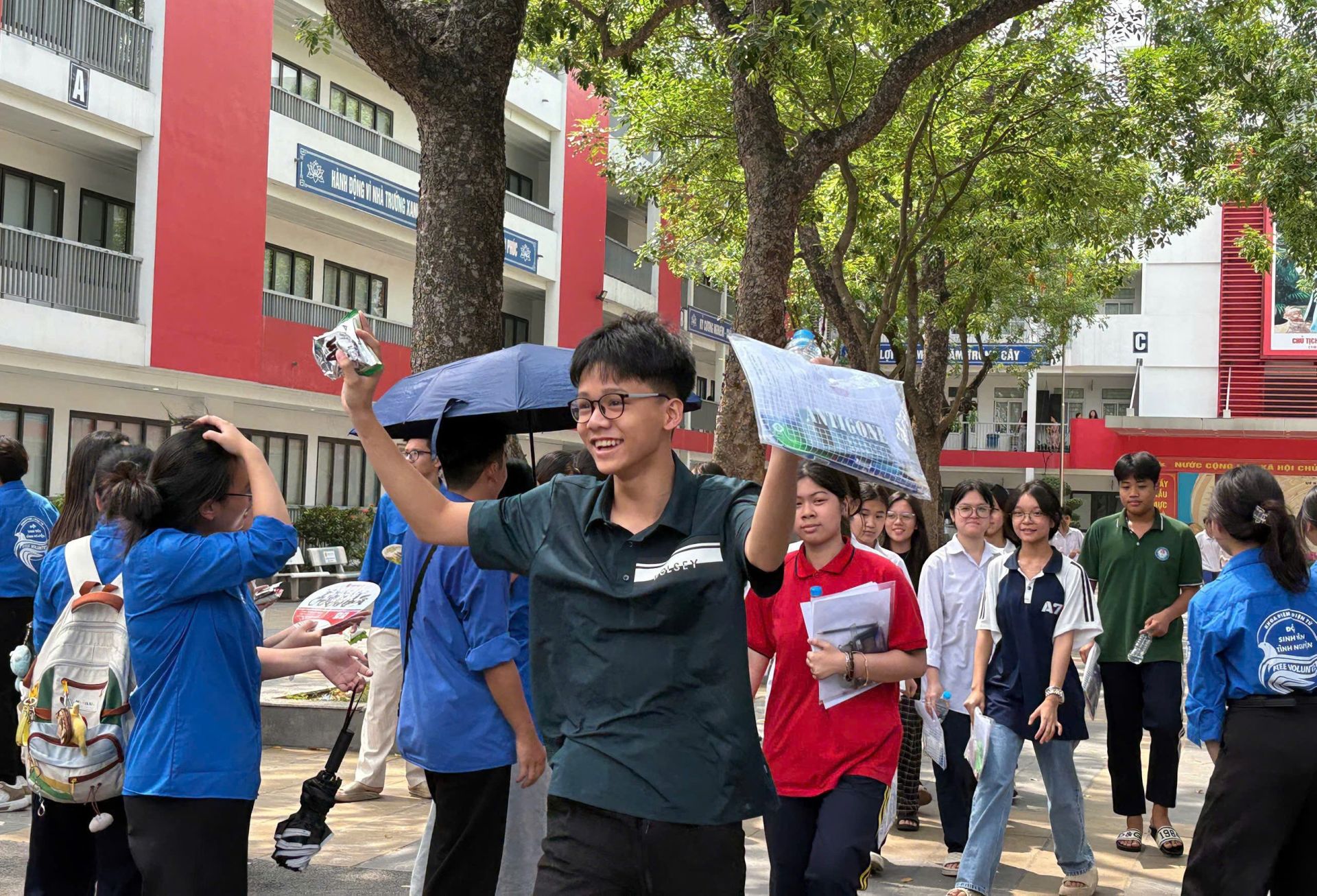 Thí sinh phấn khởi sau môn thi cuối cùng tại các điểm thi trên địa bàn quận Long Biên, Hà Nội.