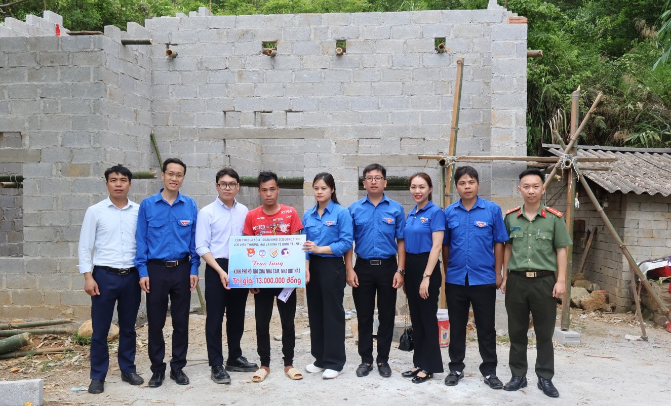 Ban Tổ chức cùng các đơn vị trao kinh phí xóa nhà tạm, nhà dột nát cho gia đình khó khăn