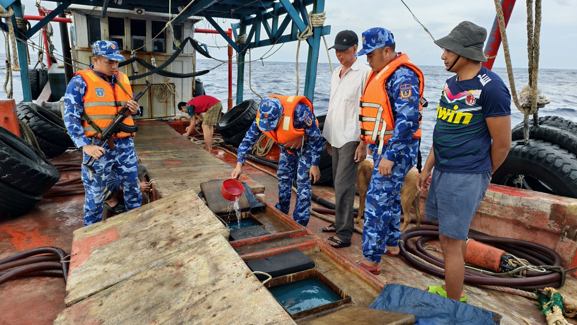 Lực lượng chức năng Bộ Tư lệnh Vùng Cảnh sát biển 4 kiểm tra hàng hóa vi phạm trên tàu TG 91387 TS. Lực lượng chức năng Bộ Tư lệnh Vùng Cảnh sát biển 4 kiểm tra hàng hóa vi phạm trên tàu TG 91387 TS.