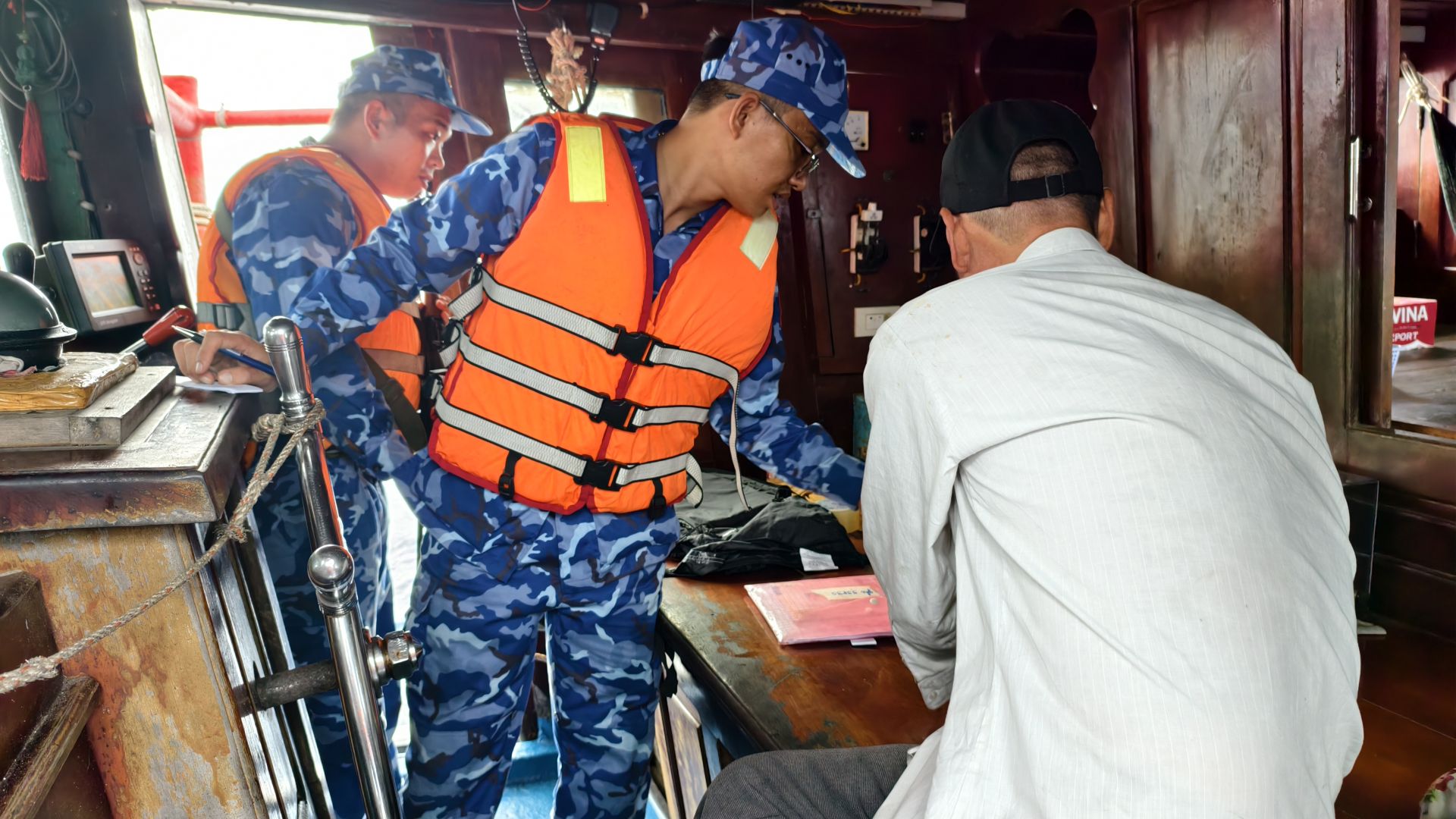 Lực lượng chức năng Bộ Tư lệnh Vùng Cảnh sát biển 4 lập biên bản tạm giữ phương tiện Lực lượng chức năng Bộ Tư lệnh Vùng Cảnh sát biển 4 lập biên bản tạm giữ phương tiện