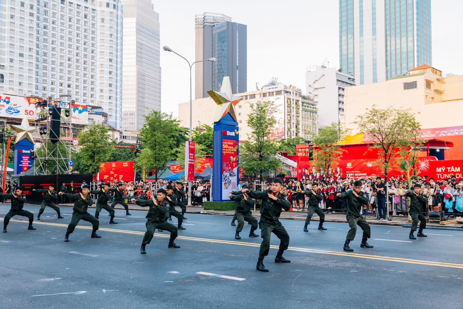 Cảnh sát đặc nhiệm biểu diễn võ thuật