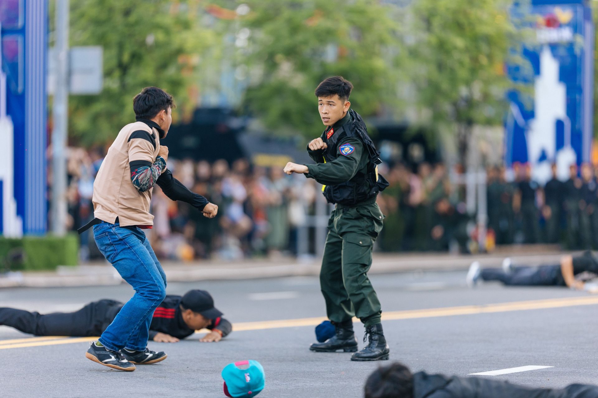 Các tình huống giả định tấn công, khống chế tội phạm, giải cứu con tin được dàn dựng sát với thực tế, công phu. Qua đó phô diễn sức mạnh, kỹ, chiến thuật nhạy bén của lực lượng công an trong nhiệm vụ phòng, chống tội phạm
