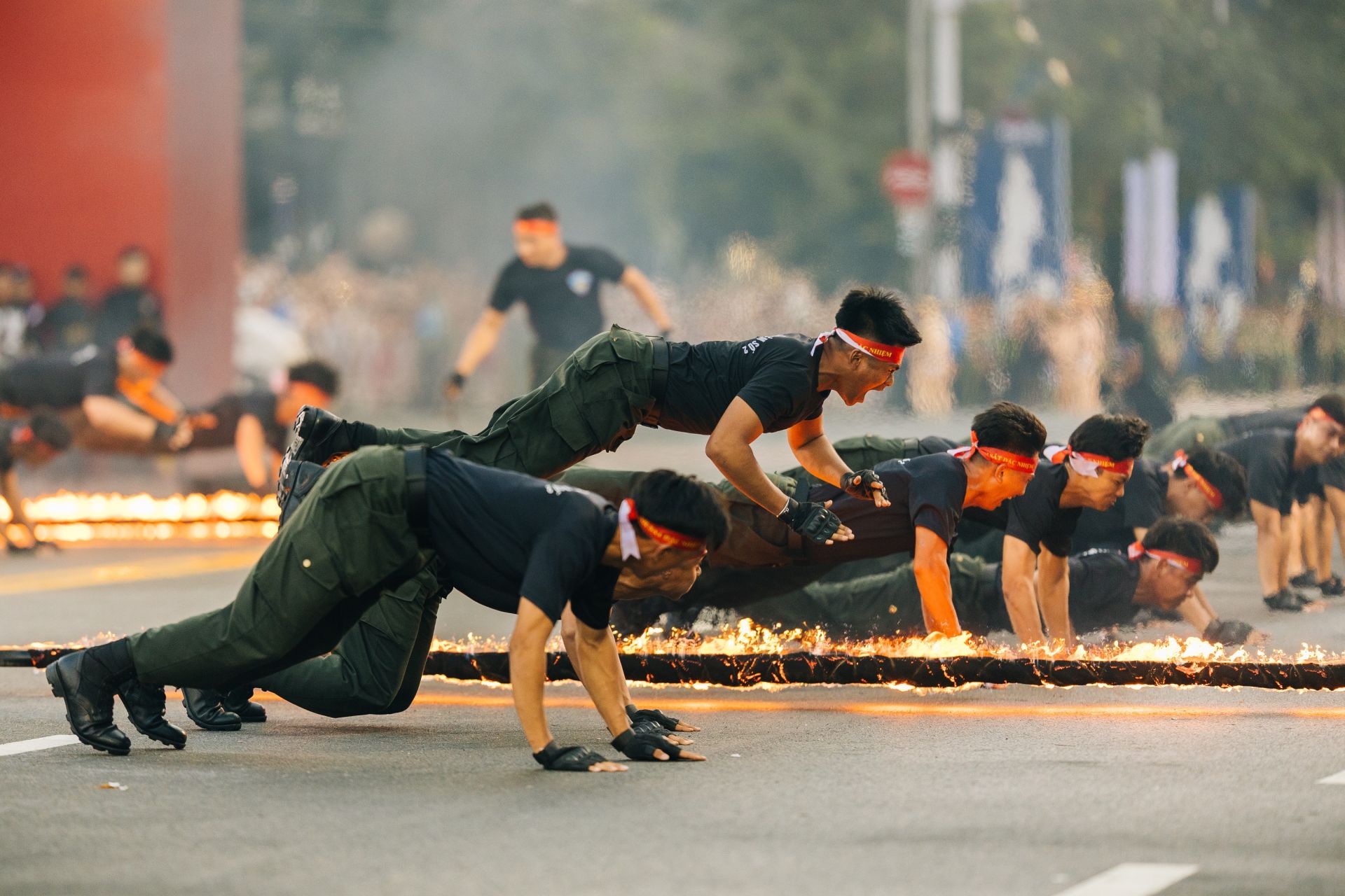 Cảnh sát cơ động còn biểu dương sức mạnh qua việc chống đẩy, nhảy qua thanh lửa. Tiết mục này nằm trong chương trình huấn luyện rèn luyện thể lực, ý chí của các chiến sĩ