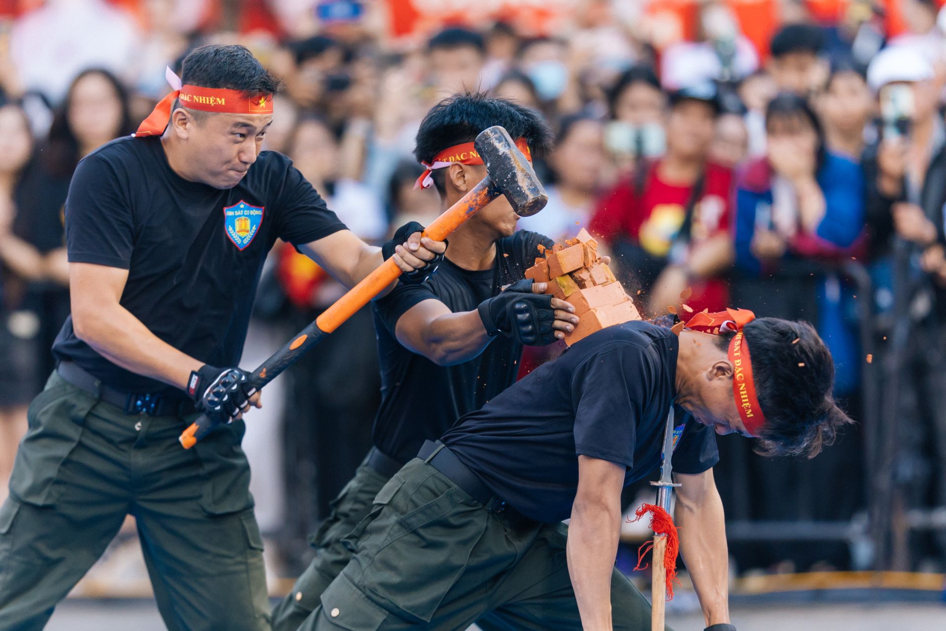 Màn võ thuật, khí công với các động tác chính xác, kỹ năng tác chiến nhanh, mạnh