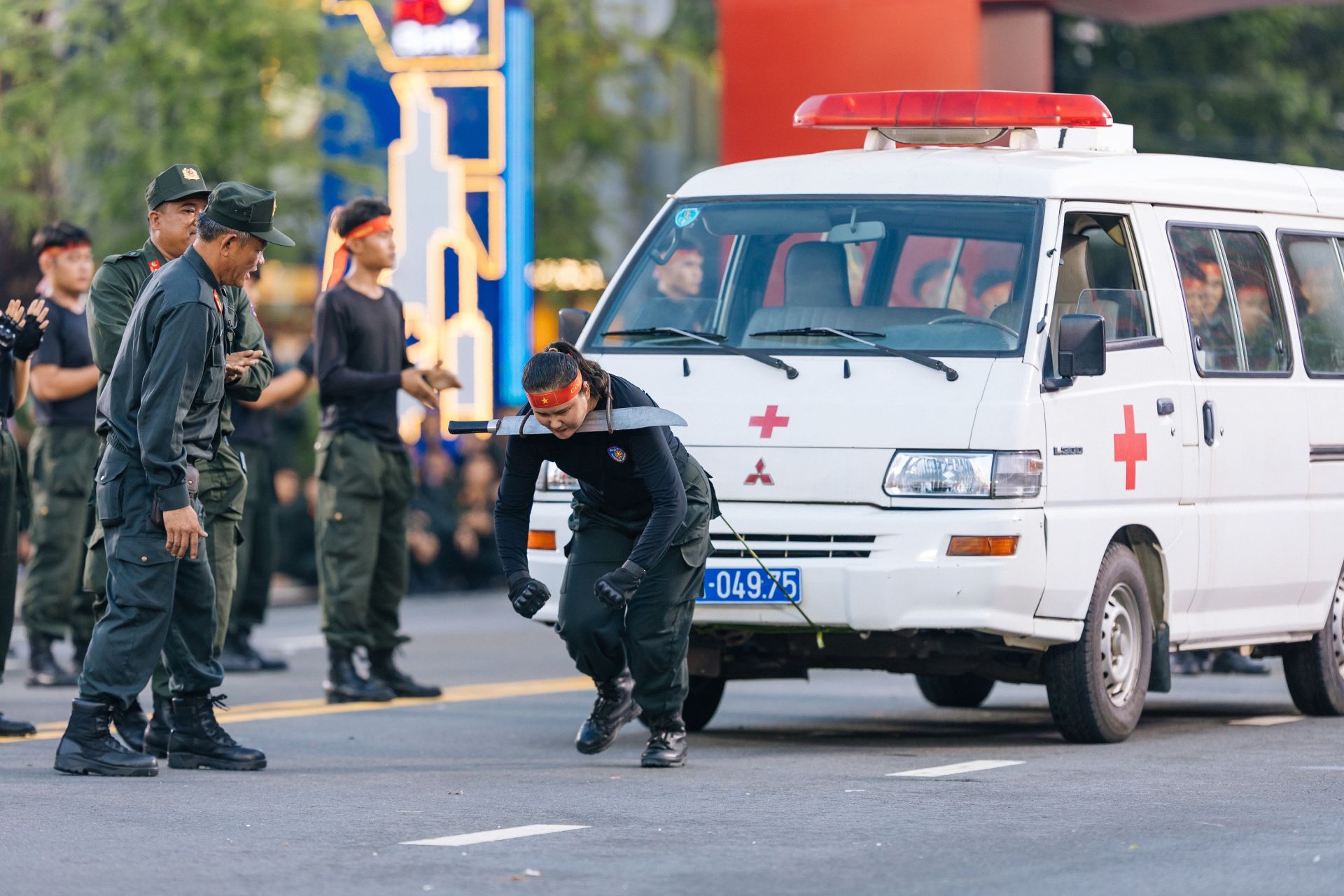 Lực lượng cảnh sát còn trình diễn các tiết mục võ thuật, khí công như dùng dây thừng buộc vào cổ kéo xe cứu thương, dùng răng kéo xe tải