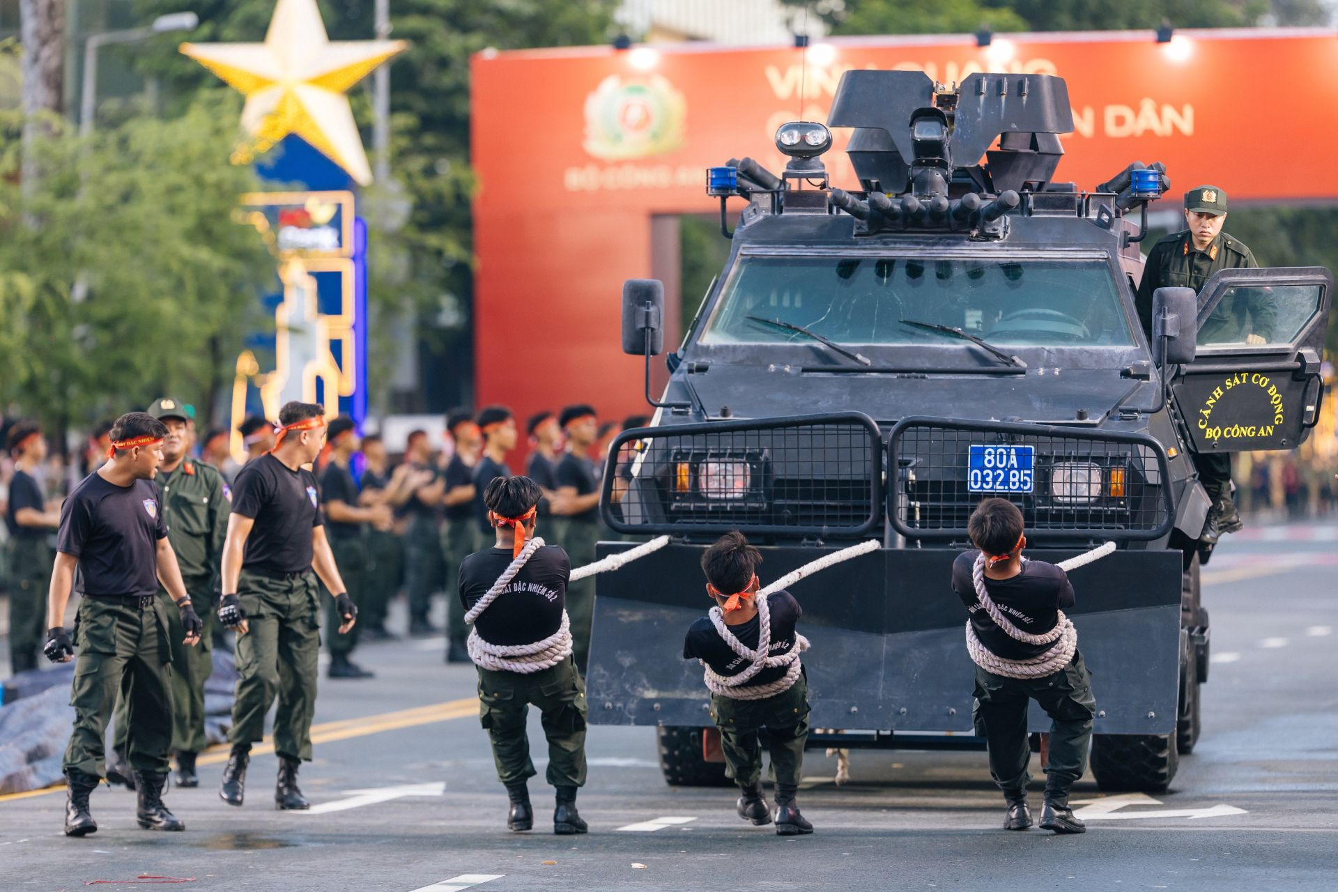 Ba cảnh sát cơ động dùng sức kéo xe bọc thép nặng 15 tấn