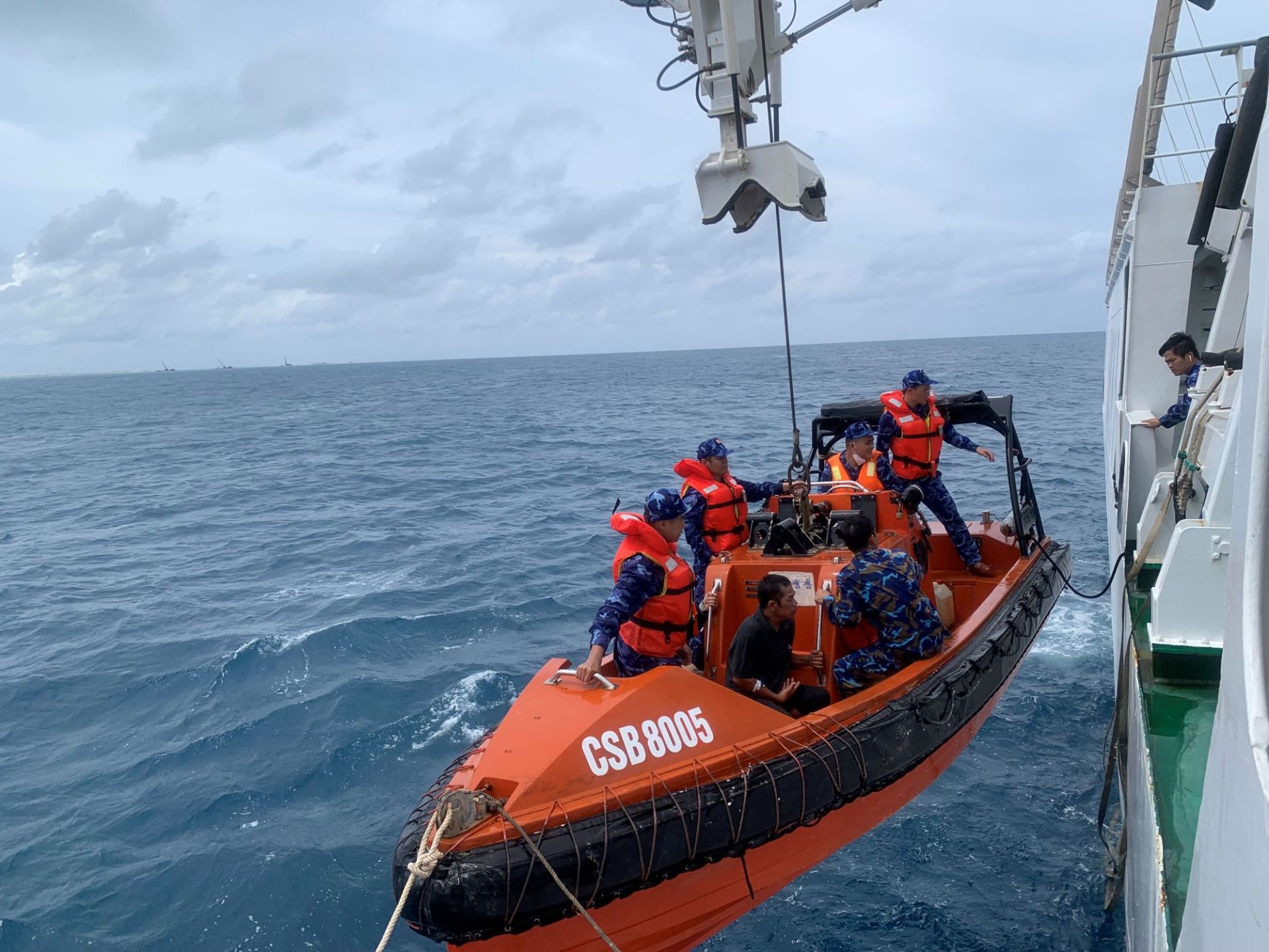 Tàu Cảnh sát biển 8005 kịp thời đưa ngư dân bị bệnh về đảo Trường Sa Lớn điều trị