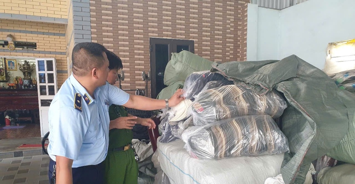 Lực lượng chức năng phát hiện 5.510 sản phẩm, gồm mũ, tất, áo phông giả mạo các nhãn hiệu nước ngoài Lực lượng chức năng phát hiện 5.510 sản phẩm, gồm mũ, tất, áo phông giả mạo các nhãn hiệu nước ngoài