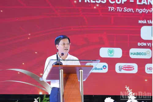 Nhà báo Hồ Minh Chiến - Tổng biên tập Tạp chí Gia đình Việt Nam, Trưởng Ban tổ chức Press Cup 2025 phát biểu tại buổi lễ. Nhà báo Hồ Minh Chiến - Tổng biên tập Tạp chí Gia đình Việt Nam, Trưởng Ban tổ chức Press Cup 2025 phát biểu tại buổi lễ.