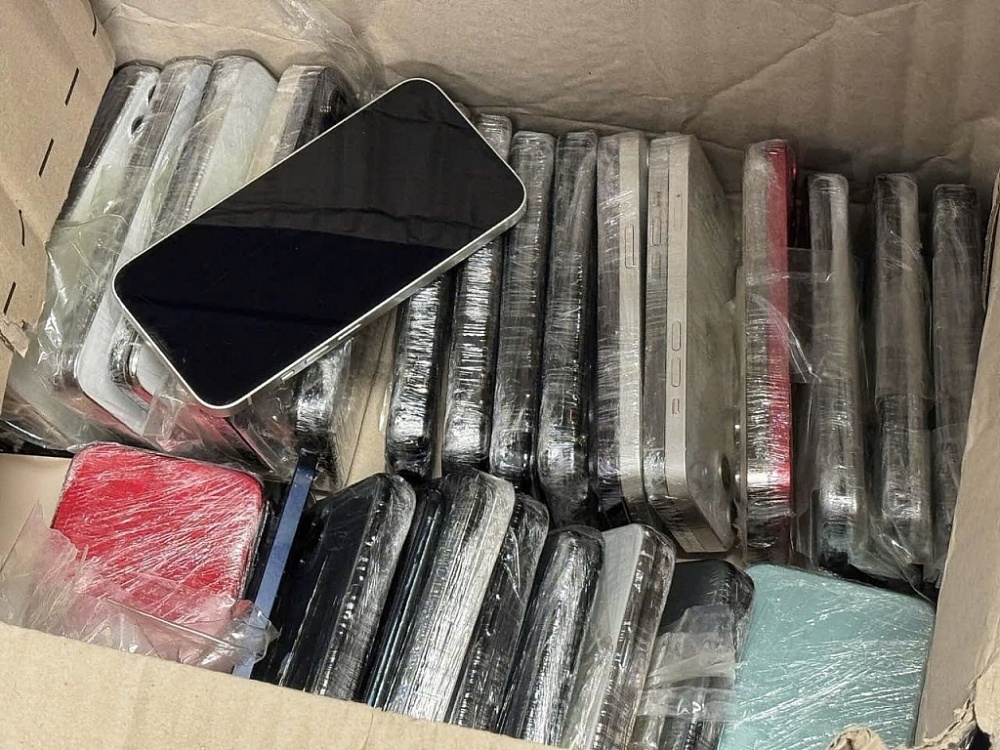 Phát hiện hai vụ vận chuyển điện thoại trái phép qua Sân bay quốc tế Nội Bài