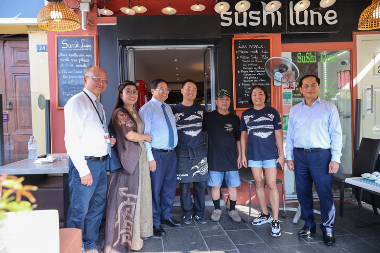 Thủ tướng Phạm Minh Chính thăm gia đình kiều bào tại Pháp