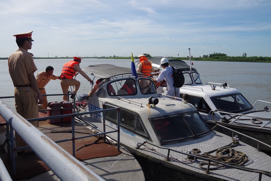 Hải Dương ra quân kiểm tra phương tiện đường thủy khai thác, vận chuyển, cát trái phép