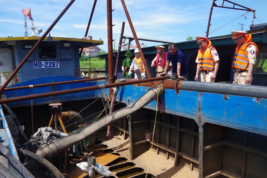 Lực lượng CSGT tổ chức cho anh Phạm Văn Quý - 1 chủ tàu trú tại khu Ga, thị trấn Phú Thái, huyện Kim Thành ký cam kết tháo dỡ thiết bị hút cát trái phép trên tàu và chấp hành nghiêm pháp luật giao thông đường thủy.