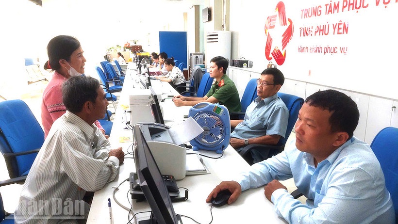 Cán bộ bộ phận một cửa Ủy ban nhân dân tỉnh Phú Yên. (Ảnh: PHƯƠNG NAM) Cán bộ bộ phận một cửa Ủy ban nhân dân tỉnh Phú Yên. (Ảnh: PHƯƠNG NAM)