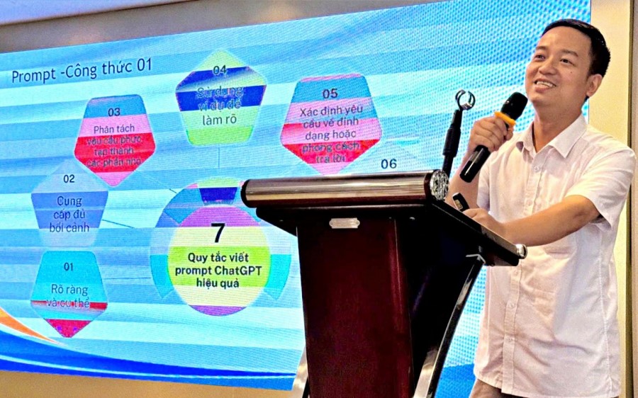 Ông Cao Quí Long, đại diện eComDX, chia sẻ về ứng dụng thực tế của AI trong thương mại điện tử. Ông Cao Quí Long, đại diện eComDX, chia sẻ về ứng dụng thực tế của AI trong thương mại điện tử.