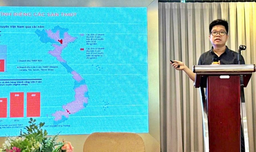 Ông Vũ Minh Ngọc, đại diện eComDX nhấn mạnh, kết hợp thương mại điện tử với trí tuệ nhân tạo (AI) sẽ là công cụ then chốt. Ông Vũ Minh Ngọc, đại diện eComDX nhấn mạnh, kết hợp thương mại điện tử với trí tuệ nhân tạo (AI) sẽ là công cụ then chốt.