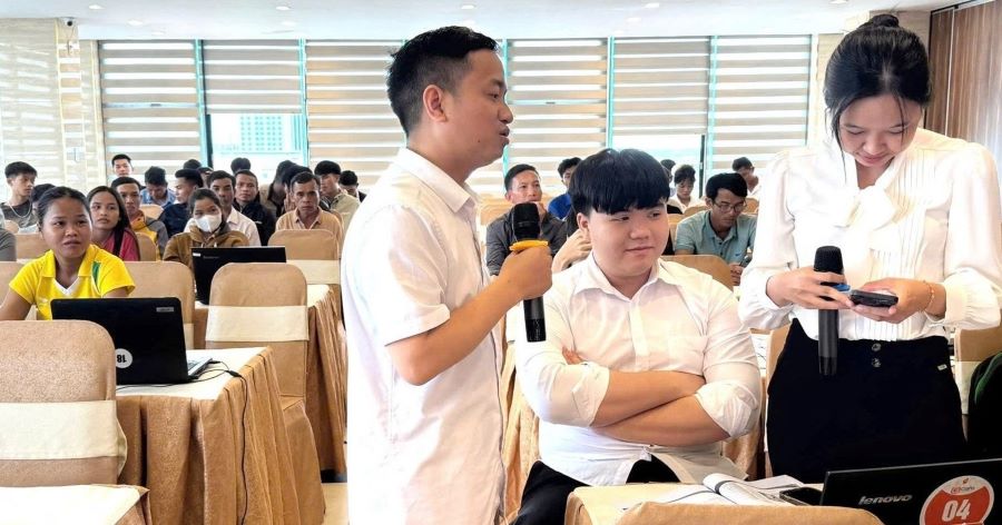 Tại hội nghị, các thanh niên khởi nghiệp tại Quảng Trị đã được hướng dẫn thực hành về cách sử dụng AI. Tại hội nghị, các thanh niên khởi nghiệp tại Quảng Trị đã được hướng dẫn thực hành về cách sử dụng AI.