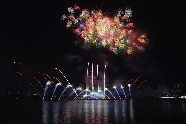 Hiệu ứng khói màu lần đầu tiên xuất hiện tại DIFF, tạo điểm nhấn mới lạ trong màn trình diễn của đội Việt Nam. Hiệu ứng khói màu lần đầu tiên xuất hiện tại DIFF, tạo điểm nhấn mới lạ trong màn trình diễn của đội Việt Nam.