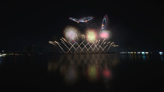 Màn trình diễn của Z121 Vina Pyrotech Việt Nam gây ấn tướng mạnh với khán giả Màn trình diễn của Z121 Vina Pyrotech Việt Nam gây ấn tướng mạnh với khán giả