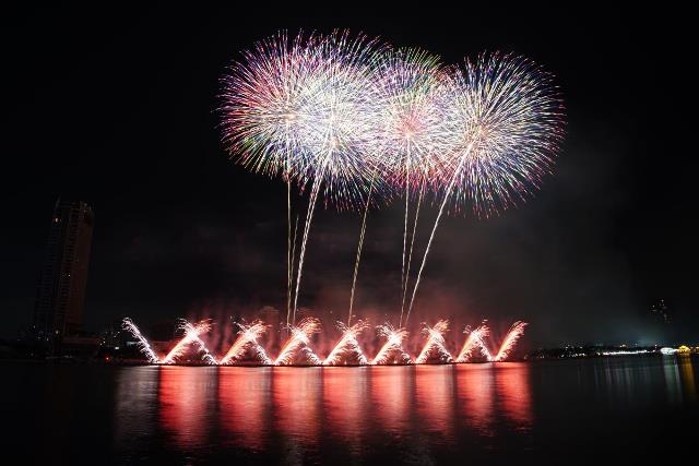 Màn trình diễn của Z121 Vina Pyrotech Việt Nam gây ấn tướng mạnh với khán giả Màn trình diễn của Z121 Vina Pyrotech Việt Nam gây ấn tướng mạnh với khán giả