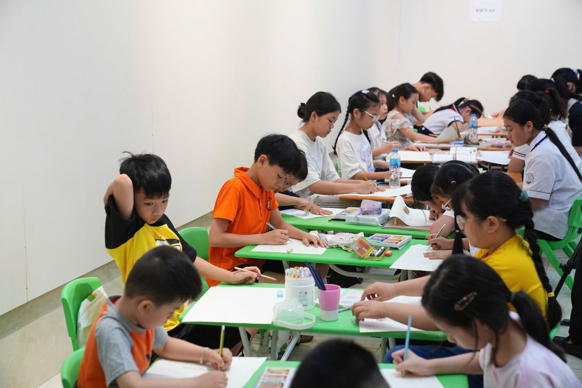 Vòng chung khảo cuộc thi vẽ tranh thiếu nhi hè 2025 “Hải Phòng - Thành phố em yêu"